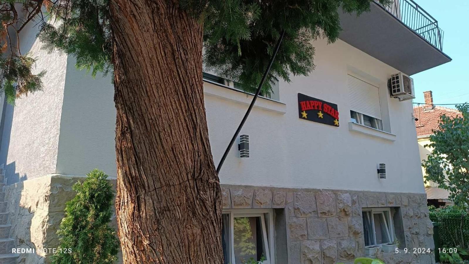 Apartmán Happy Star Ni Exteriér fotografie
