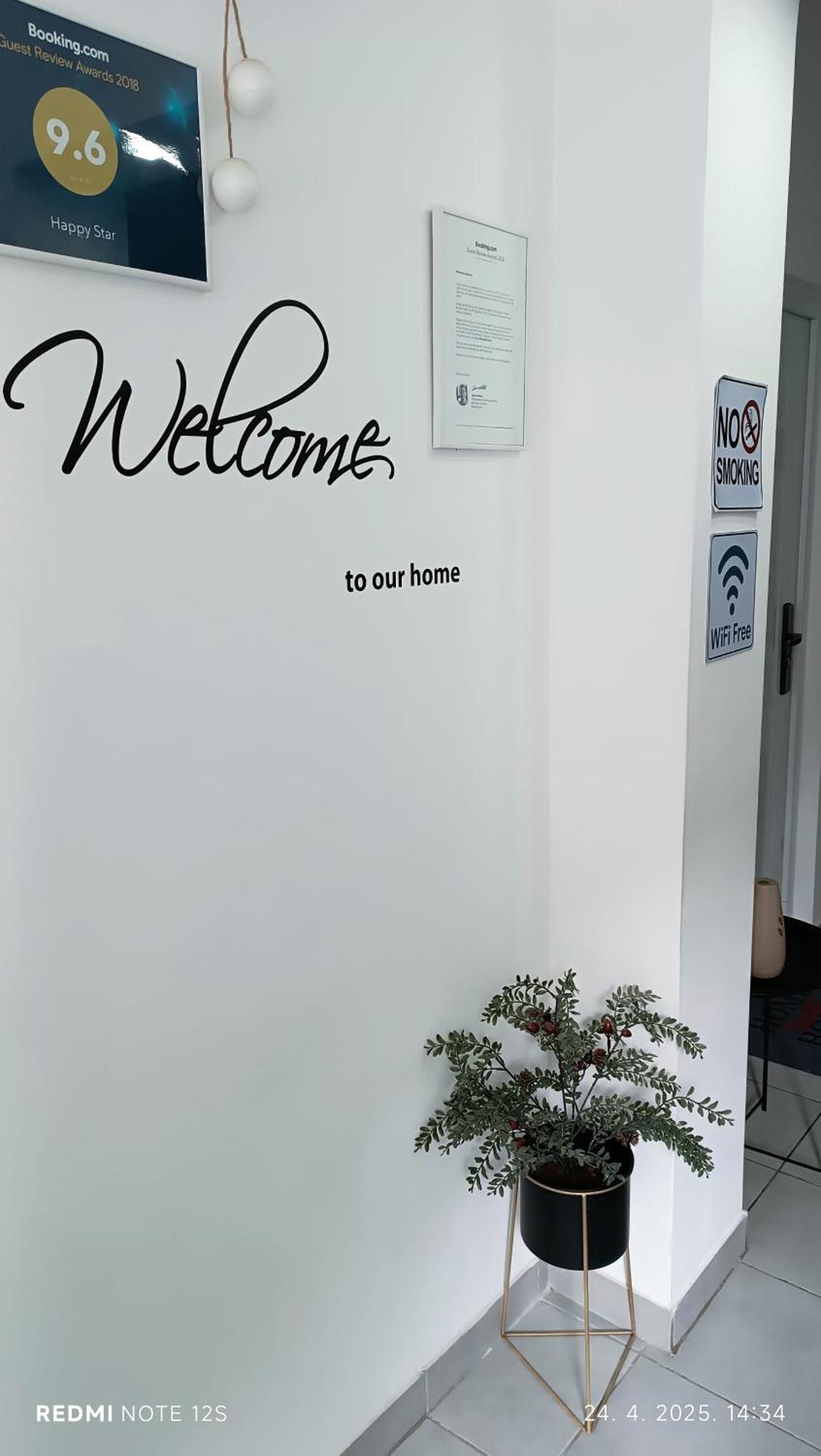 Apartmán Happy Star Ni Exteriér fotografie