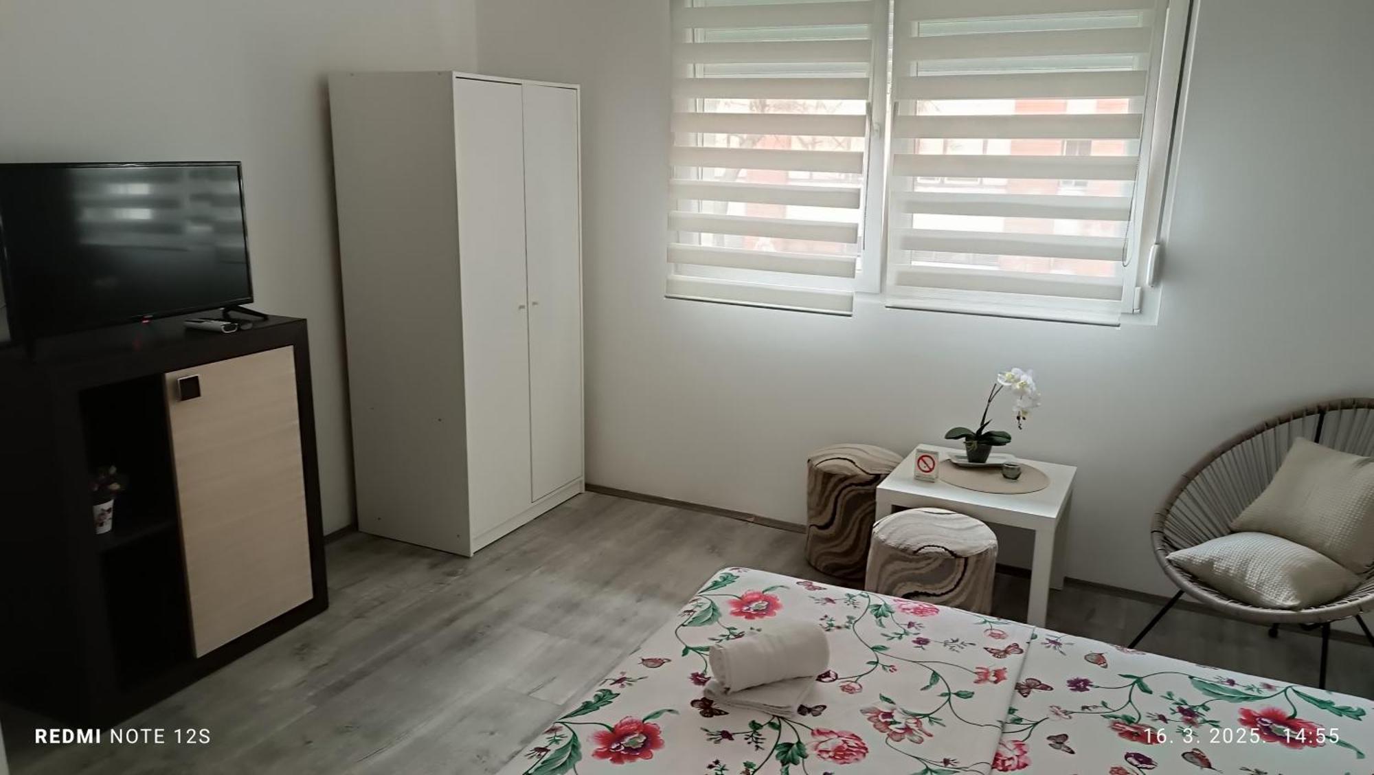Apartmán Happy Star Ni Exteriér fotografie